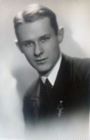 Борис Кривошапкин со значком выпускника Рижской городской русской гимназии